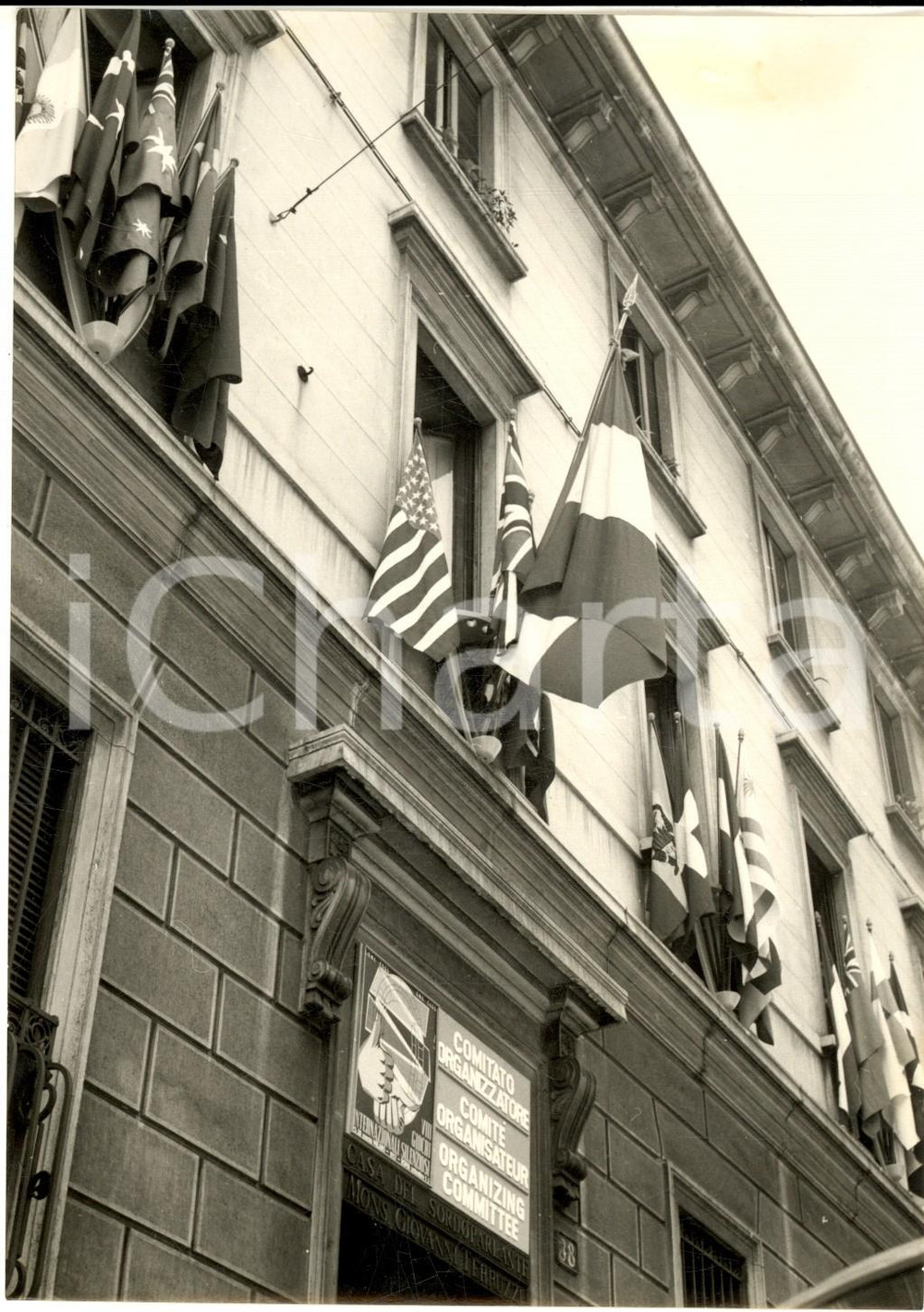 1957 MILANO Giochi Olimpici Silenziosi *Bandiere alla Casa del Sordoparlante Fotografia d'epoca con didascalia coeva.  CONDIZIONI: G FORMATO: 13x18  cm     originale e autentica 1