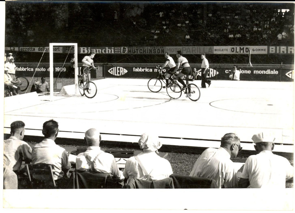1955 MILANO Mondiali di Ciclopalla - GERMANIA OVEST-FRANCIA 6-3 *Foto 18x13 Fotografia d'epoca con didascalia coeva al verso. CONDIZIONI: FAIR (sovraimpressione al margine inferiore)FORMATO: 18x13 cm     originale e autentica 1