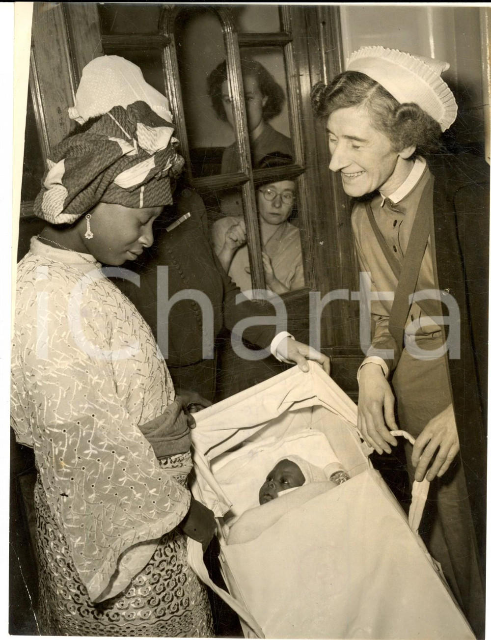 1953 LONDON Baby Wariboko leaving Hammersmith Hospital *Photo 15x20 cm