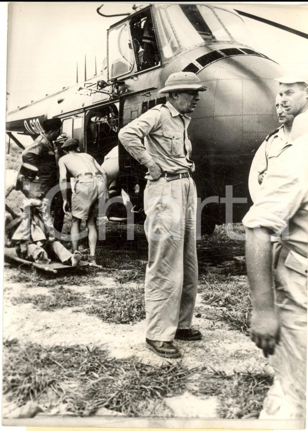 1954 GUERRA DEL VIETNAM - DIEN BIEN PHU - Prof. HUARD evacua i feriti *Foto Fotografia d'epoca, con didascalia coeva. CONDIZIONI: G FORMATO: 13x18 cm    originale e autentica 1