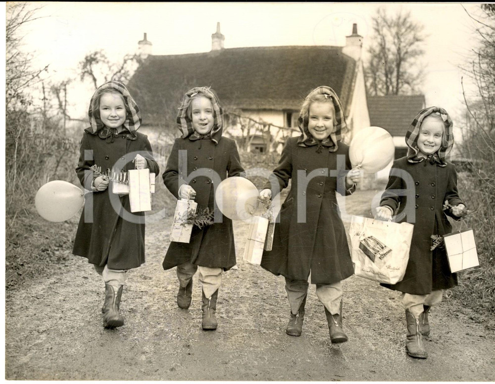 1953 NETTLETON The five-years-old GOOD QUADS returning to their home *Photo Fotografia d'epoca con didascalia coeva.  CONDIZIONI: G (ma sovraimpressione circolare e lieve alone)FORMATO: 20x15 cm     originale e autentica 1