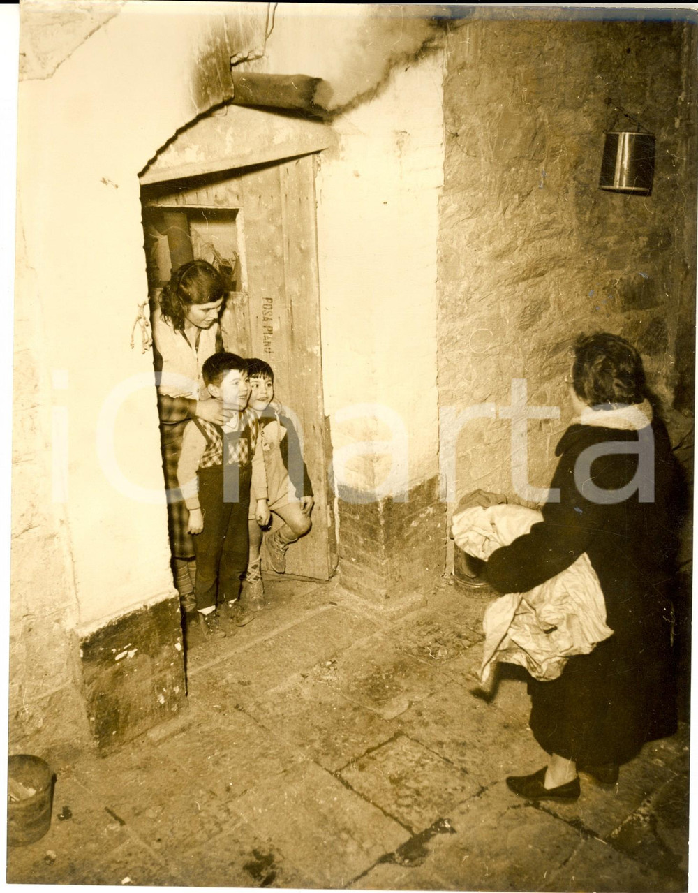 1960 ca COSTUME GENOVA Visita per due bambini di un palazzo popolare *Foto Fotografia d'epoca. CONDIZIONI: G FORMATO: 18x24 cm     originale e autentica 1