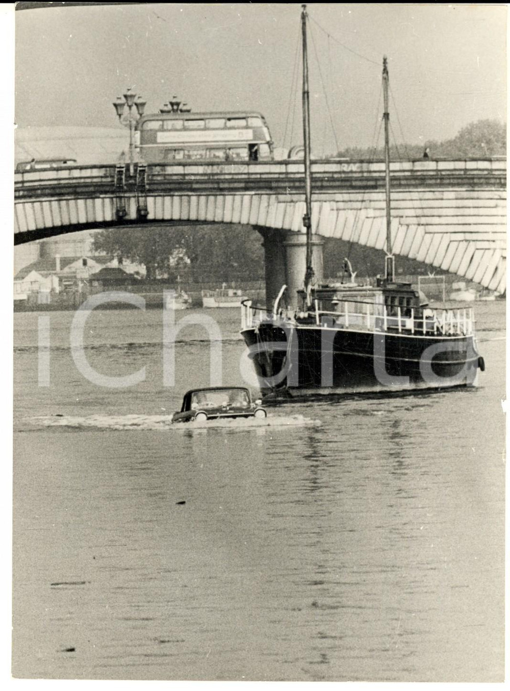 1965 LONDON Anfibio WHITSUN con motore TRIUMPH HERLAD sul Tamigi - Foto 13x18