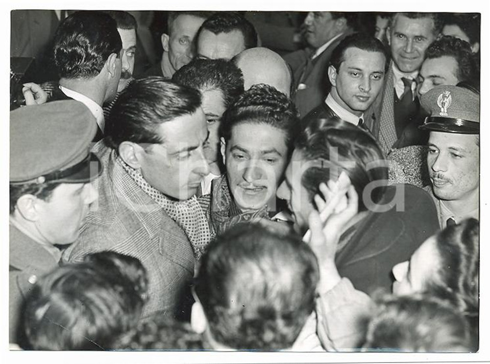 1953 MILANO - SANREMO Fausto COPPI attorniato dai fan durante punzonatura *Foto