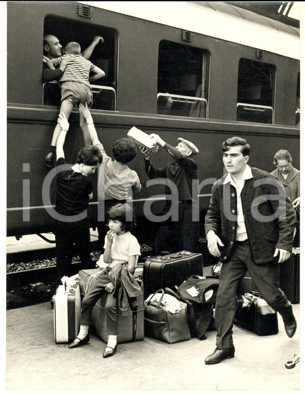 1965 ca COSTUME MILANO L'assalto ai treni per le vacanze estive *Foto ARTISTICA Fotografia d'epoca con didascalia coeva al verso.  CONDIZIONI: G FORMATO: 18x24 cm    originale e autentica 1