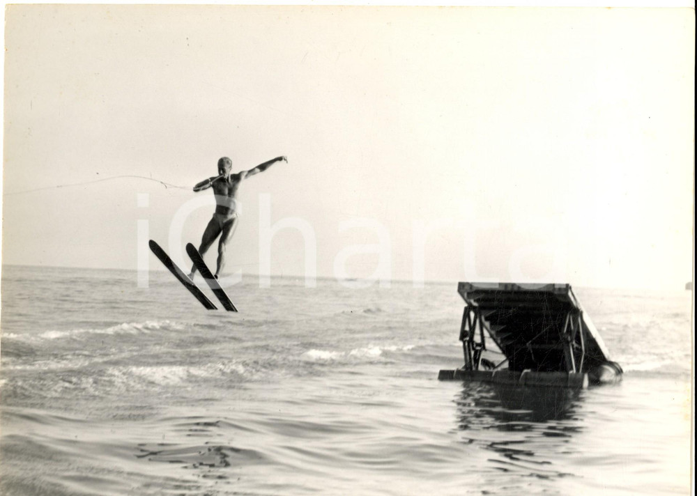 1955 ca SANTA MARGHERITA LIGURE Concorso sci nautico - Salto *Foto 24x18 cm Fotografia di agenzia. CONDIZIONI: G (ma lievi piegature marginali)FORMATO: 24x18 cm    originale e autentica 1