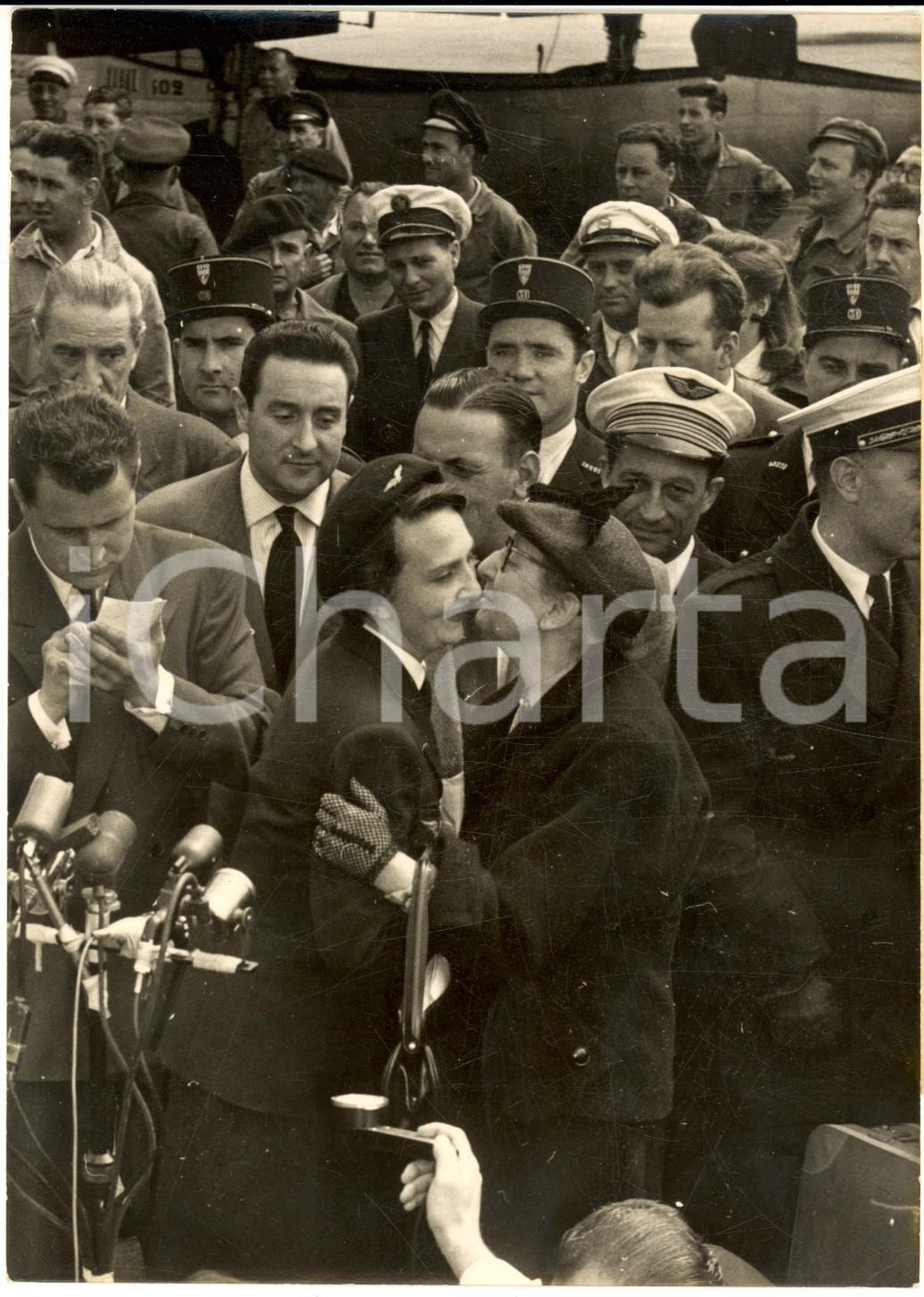 1954 PARIS ORLY Geneviève DE GALARD accolta dalla madre al ritorno dal Vietnam