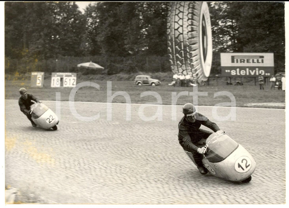 1954 MONZA GP delle Nazioni - Fergus ANDERSON seguito da Duilio AGOSTINI *Foto Fotografia d'epoca con didascalia coeva.  CONDIZIONI: FAIR (ma lievi sovraimpressioni circolari; alone al lato sinistro)FORMATO: 18x13 cm     originale e autentica 1
