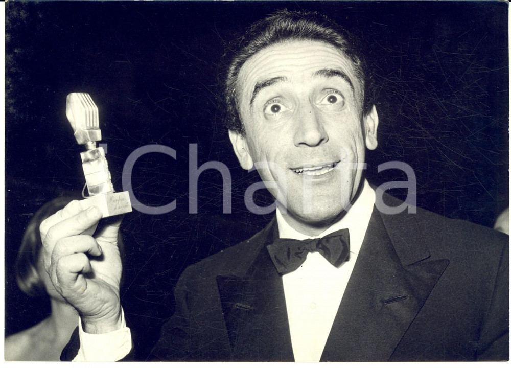 1959 ROMA Veglione della Stampa - Arnoldo FOA' vince "Microfono d'Argento" Foto Fotografia d'epoca, con didascalia coeva al verso.  CONDIZIONI: G FORMATO: 18x13 cm    originale e autentica 1