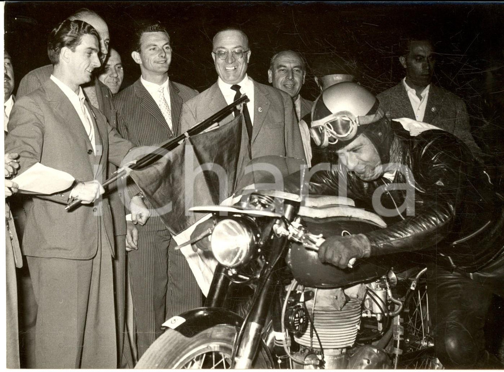 Fotografia d epoca originale 1956 MILANOTARANTO Umberto MASETTI dÃ  la partenza a Giuseppe MANTELLI su GILERA 1