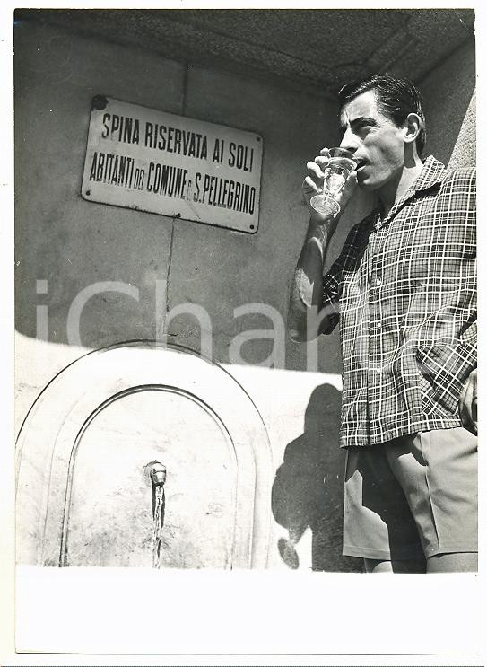 1955 ca SAN PELLEGRINO TERME Fausto COPPI beve acqua da fontana pubblica *Foto