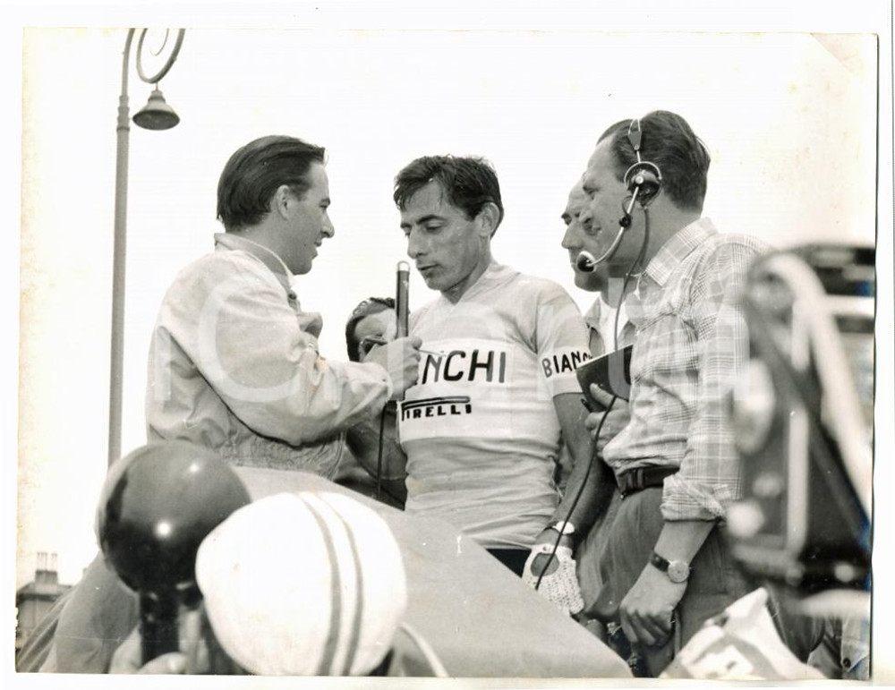 1955 GENOVA - GIRO D'ITALIA Fausto COPPI intervistato dopo tappa cronometro FOTO