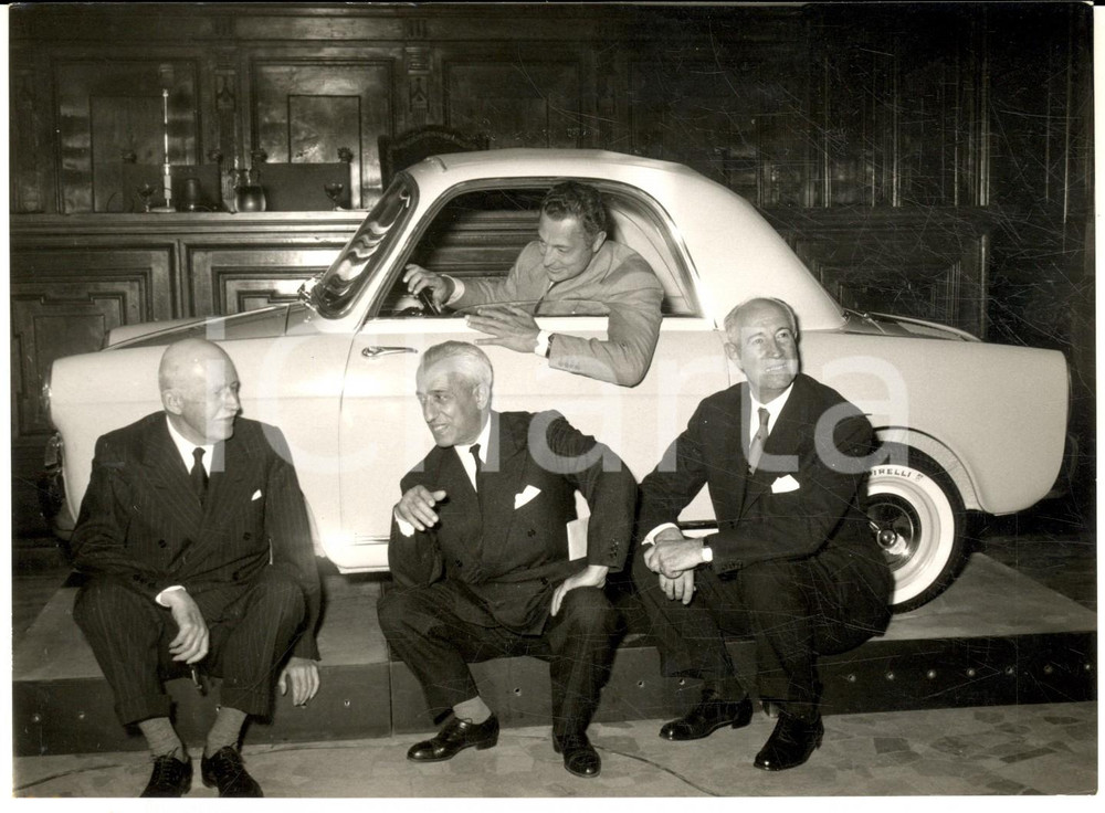1957 MILANO Presentazione BIANCHINA - PIRELLI VALLETTA BIANCHI AGNELLI Foto Fotografia d'epoca con didascalia coeva al verso.La fotografia ritrae Leopoldo Pirelli, Giuseppe Bianchi, Edoardo Valletta e Gianni Agnelli. CONDIZIONI: G FORMATO: 18x13 cm     originale e autentica 1