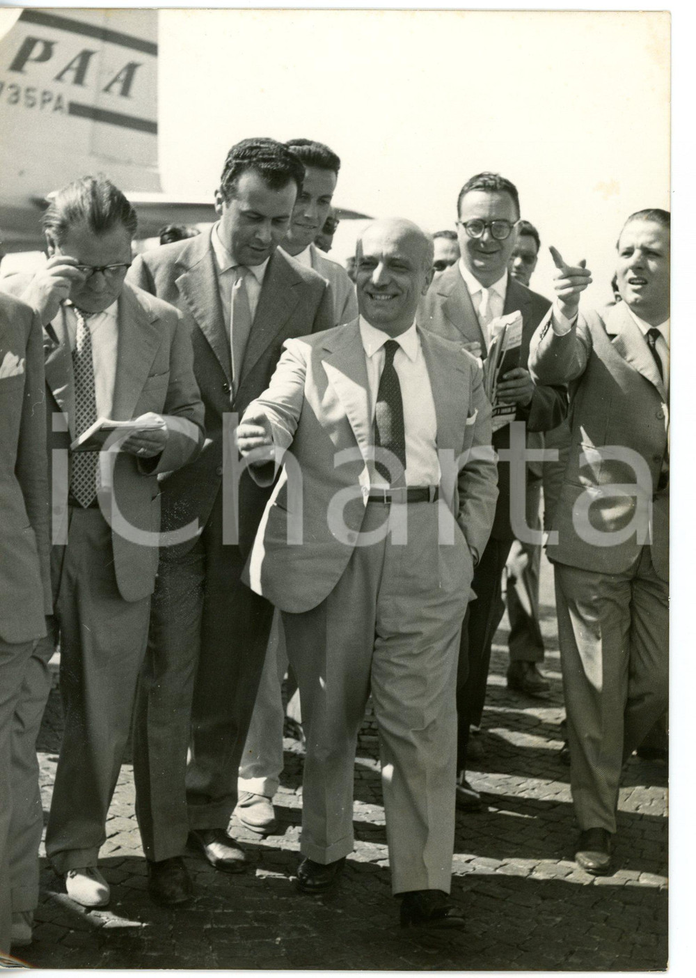 1956 ROMA Amintore FANFANI in aeroporto rilascia dichiarazioni ai giornalisti  Fotografia di agenzia. CONDIZIONI: G (ma lievi sovraimpressioni)FORMATO: 13x18 cm    originale e autentica 1