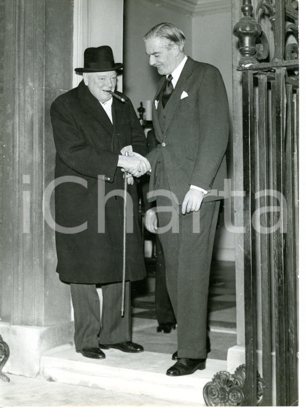 1956 LONDON Anthony EDEN shaking hands with Sir Winston CHURCHILL *Photo 15x20 Fotografia d'epoca, con didascalia coeva al verso. CONDIZIONI: FAIR (lieve piegatura al margine superiore; piccola piegatura al margine destro; sovraimpressione)FORMATO: 15x20 cm    originale e autentica 1