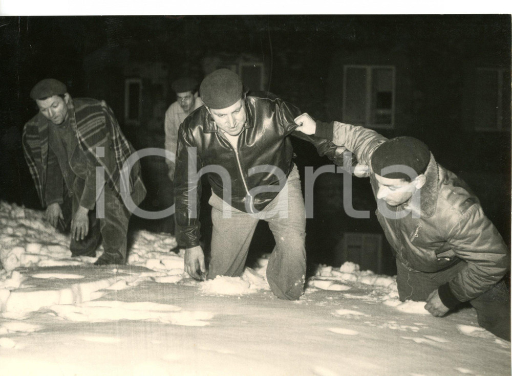 1956 GENOVA Cittadini al lavoro tra la neve *Foto 18x13 cm