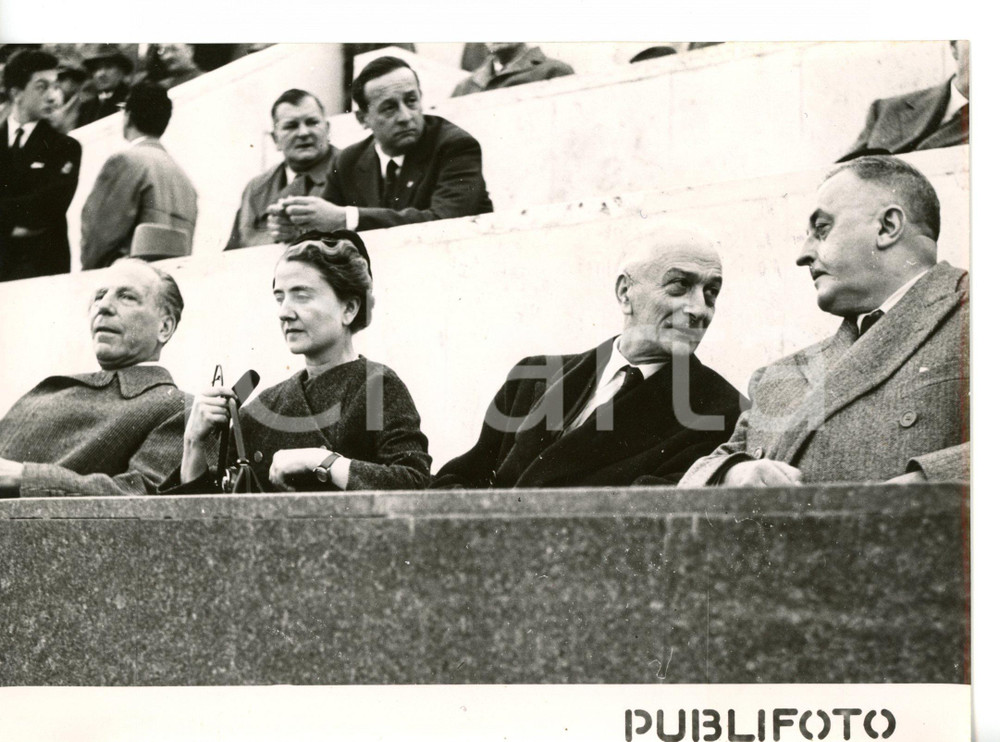 1955 ROMA - CALCIO ITALIA-GERMANIA OVEST 2-1 Antonio SEGNI con Carla GRONCHI