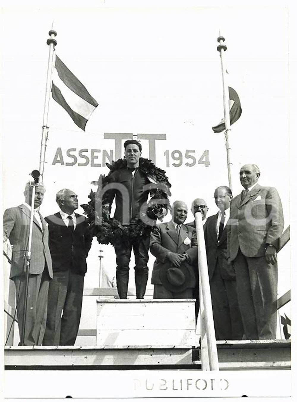 1954 MOTO GP - TT Circuit Assen - Piero TARUFFI guarda Geoffrey DUKE sul podio 
