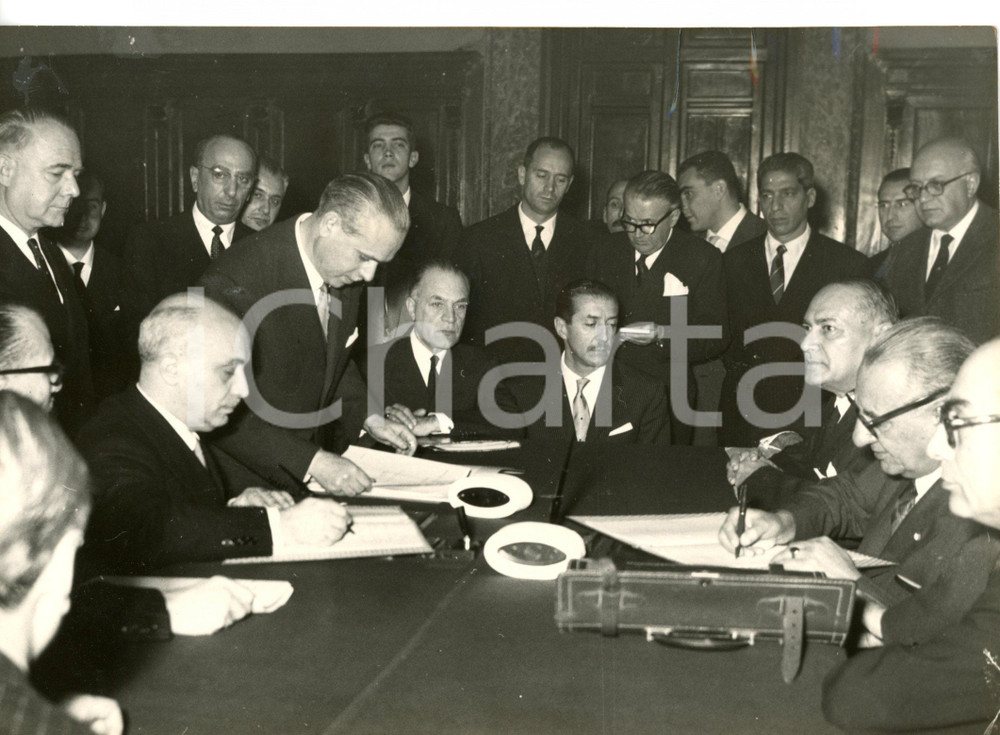 1958 ROMA Amintore FANFANI firma accordo culturale con Ministro dell'IRAN *Foto