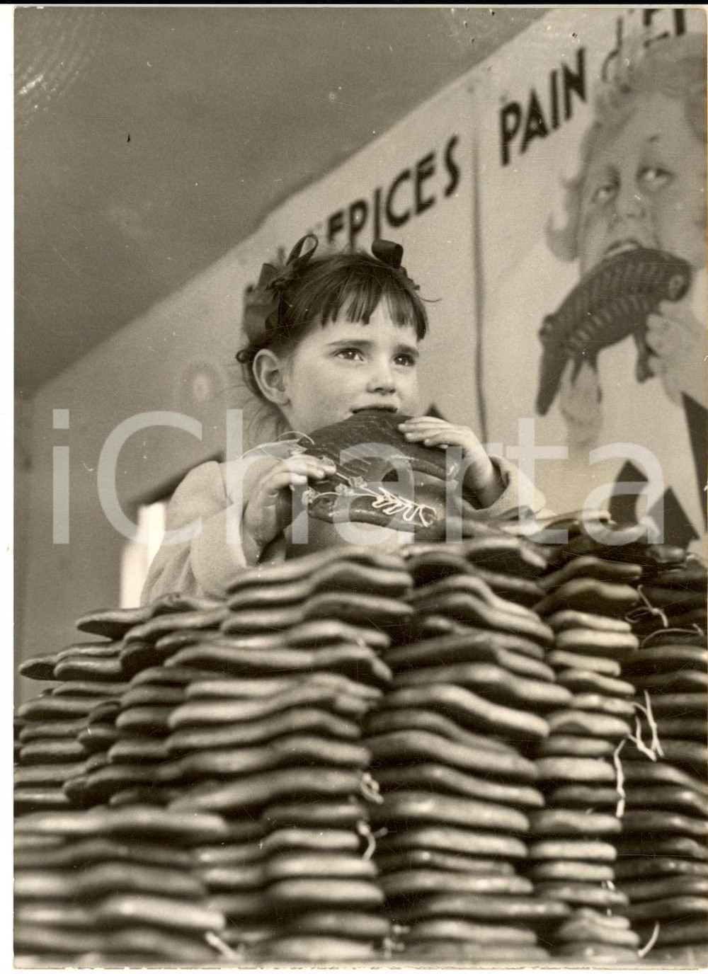 1953 PARIS Foire du Trone - Enfant déguste petit cochon d'épice *Photo 13x18