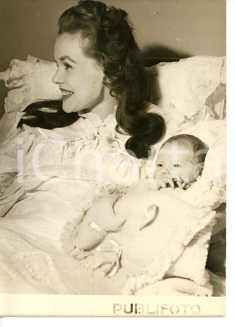 1954 ROMA Tania WEBER a letto con il figlio neonato Rodolfo HECHT LUCARI