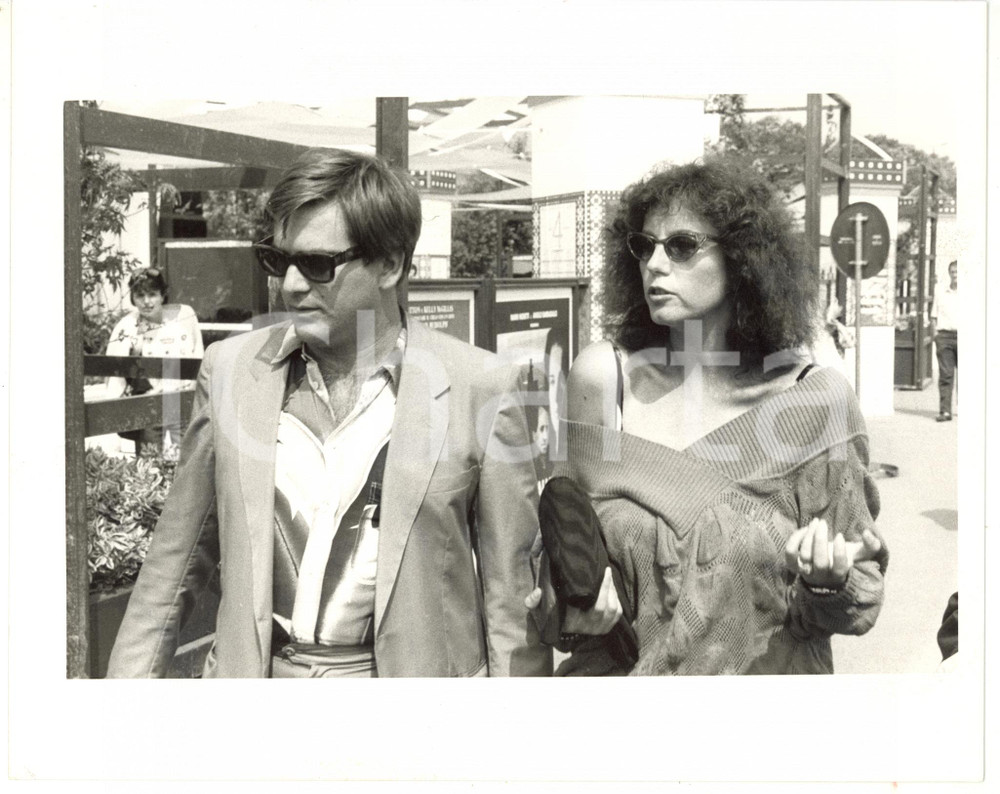 1985 ca VENEZIA Stefania SANDRELLI con il compagno Giovanni SOLDATI *Foto 25x20 Fotografia di agenzia. CONDIZIONI: GFORMATO: 25x20 cm    originale e autentica 1