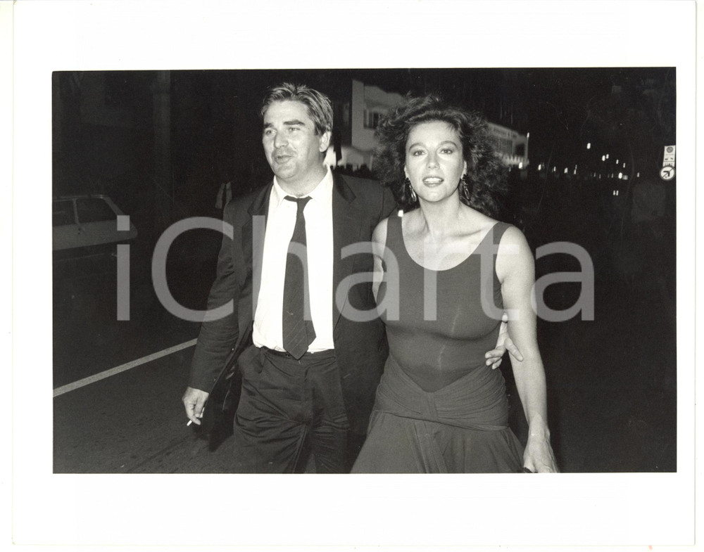 1990 ca VENEZIA Stefania SANDRELLI con il compagno Giovanni SOLDATI *Foto 25x20 Fotografia di agenzia. CONDIZIONI: GFORMATO: 25x20 cm    originale e autentica 1