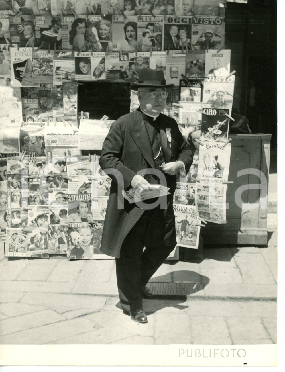 1955 ca GENOVA Card. Francis Joseph SPELLMAN acquista quotidiano in edicola Fotografia d'epoca. CONDIZIONI: FAIR (lievi sovraimpressioni)DIMENSIONI: 18x24 cm     originale e autentica 1