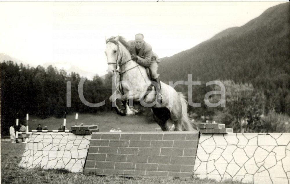 Fotografia d epoca originale 1960 ST MORITZ CH Mario DORDONI GAETANI e puledro TIVERTON S PRIDE su muretto 1