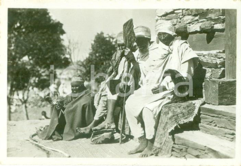 Fotografia d'epoca originale 1935 MASSAUA (ERITREA) Preti copti a riposo *Fotografia cm 9 x 6 1