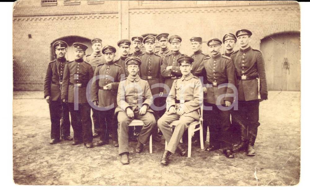 Fotografia d'epoca originale 1915 ca WW1 ARMEE BELGE Militari posano nel cortile di una caserma *Foto 1