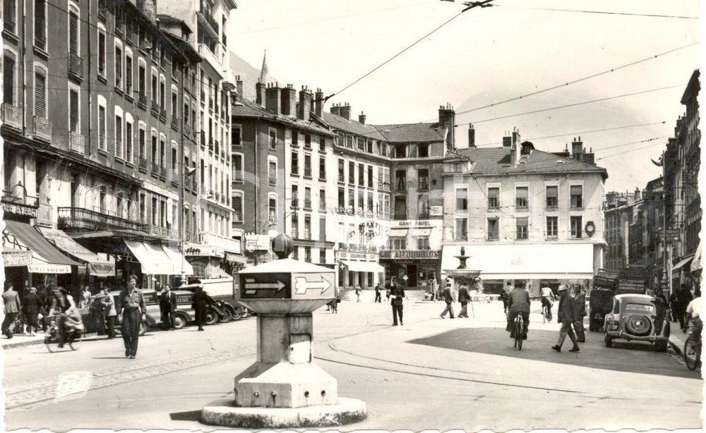 Cartolina originale da collezione 1945 ca GRENOBLE FRANCE Scorcio di place GRENETTE ANIMATA FP NV Gant Favel 1