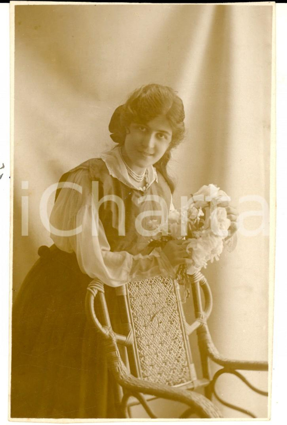 Fotografia d'epoca originale 1918 BARI Giovane donna con mazzo di fiori *Foto cartolina VINTAGE FP 1