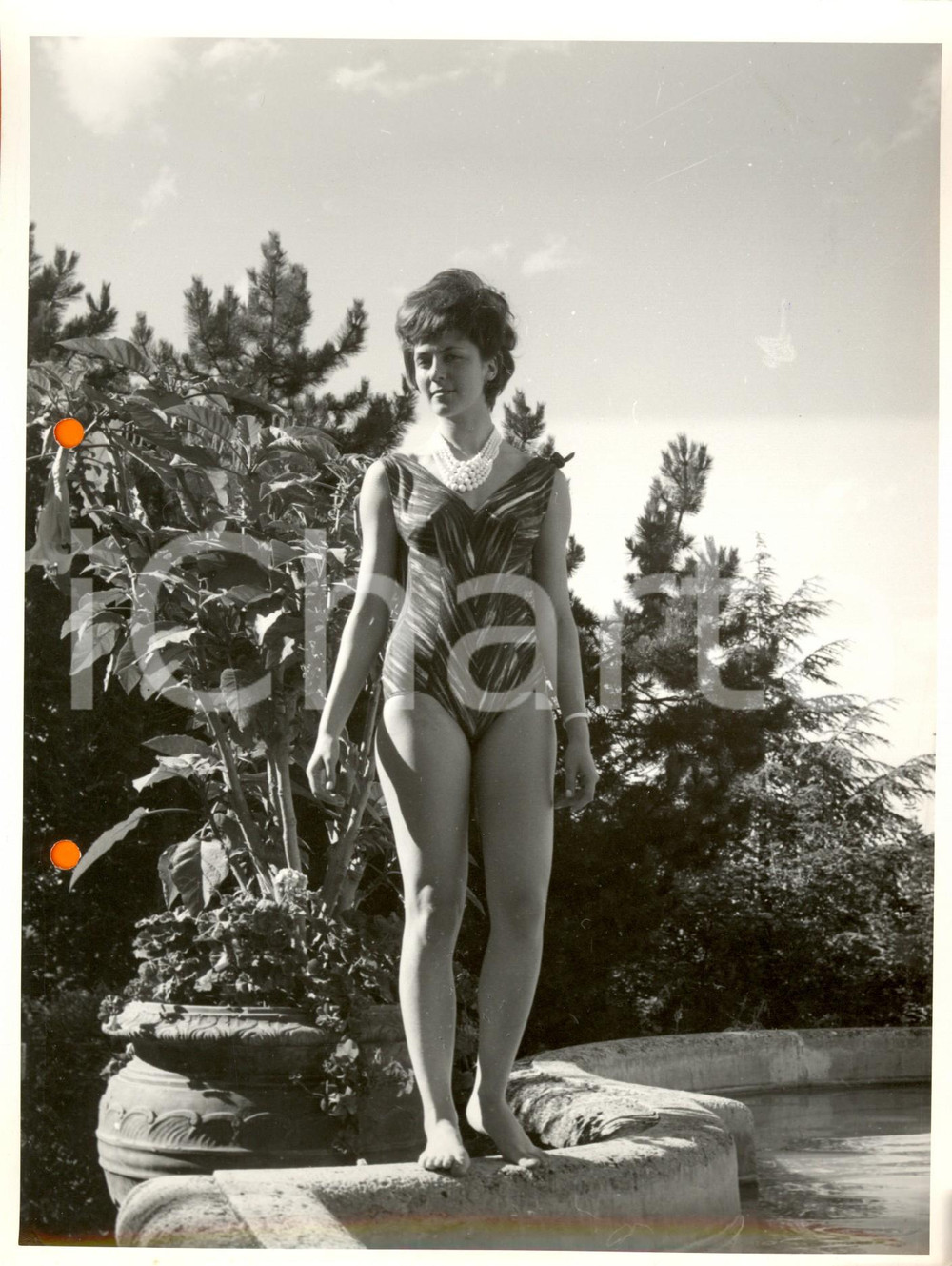 Fotografia d epoca originale 1960 ca SALSOMAGGIORE TERME PR Giovane donna con costume fantasia MODA MARE 1