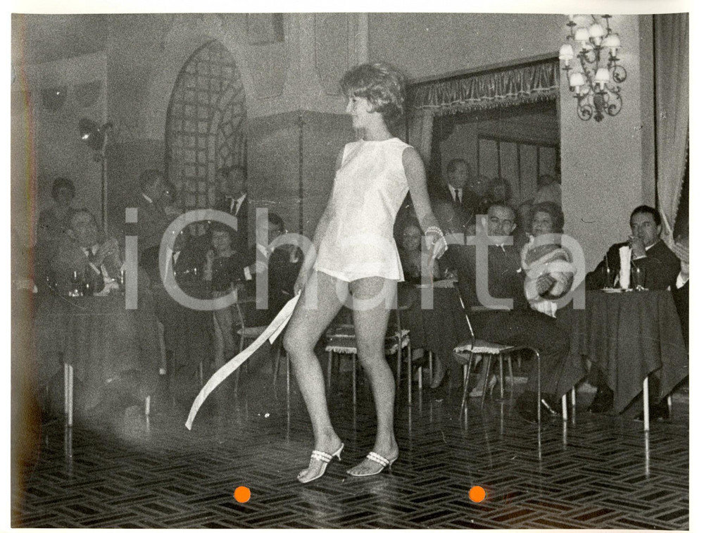 Fotografia d epoca originale 1960 ca SALSOMAGGIORE TERME PR Modella in canotta bianca e shorts MODA ESTIVA 1