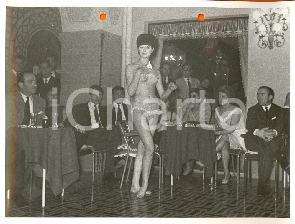 Fotografia d epoca originale 1960 ca SALSOMAGGIORE TERME Modella sfila in bikini a balze MODA MARE VINTAGE 1