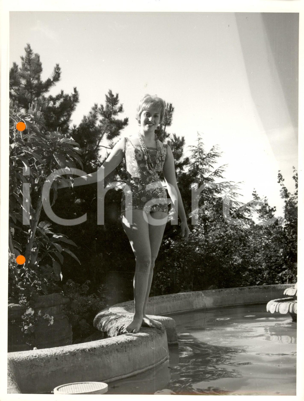 Fotografia d epoca originale 1960 ca SALSOMAGGIORE TERME Modella in costume floreale sul bordo di una fontana 1