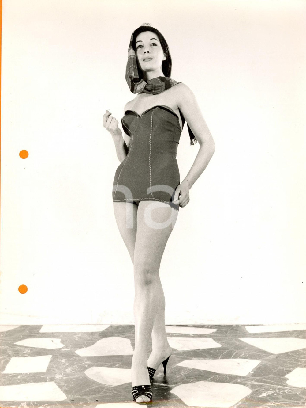 Fotografia d epoca originale 1960 ca MILANO ? MODA Modella in costume intero e foulard a quadretti 1