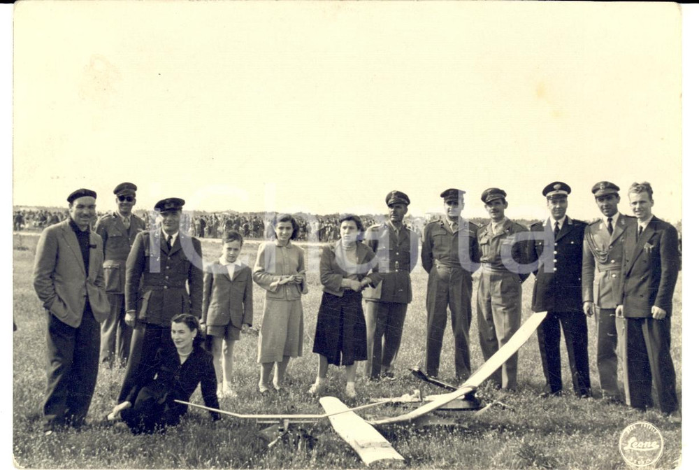 Fotografia d epoca originale 1950 ca FOGGIA Ufficiali di ARTIGLIERIA posano con modelli di velivoli Foto 1