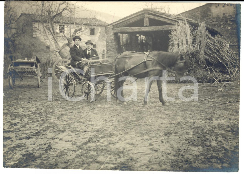 Fotografia d epoca originale 1910 ca AREA LOMBARDA Gentiluomini guidano un calesse sull aia di una cascina 1