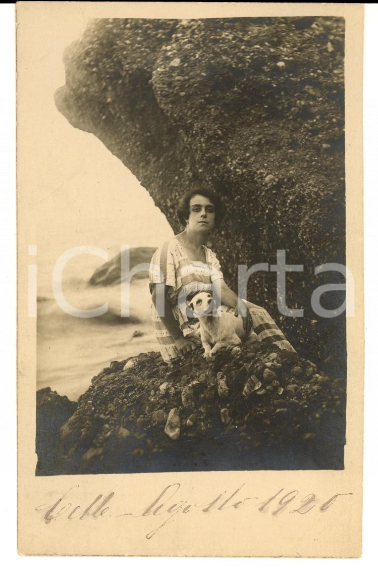 Fotografia d epoca originale 1920 CELLE LIGURE SV Giovane donna su uno scoglio con il cane FOTO 1