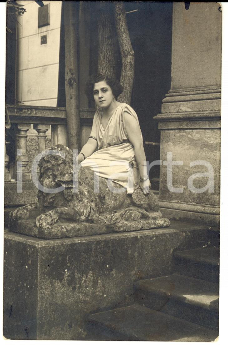 Fotografia d epoca originale 1920 SALSOMAGGIORE TERME PR Donna sulla scalinata con leone in pietra Foto 1