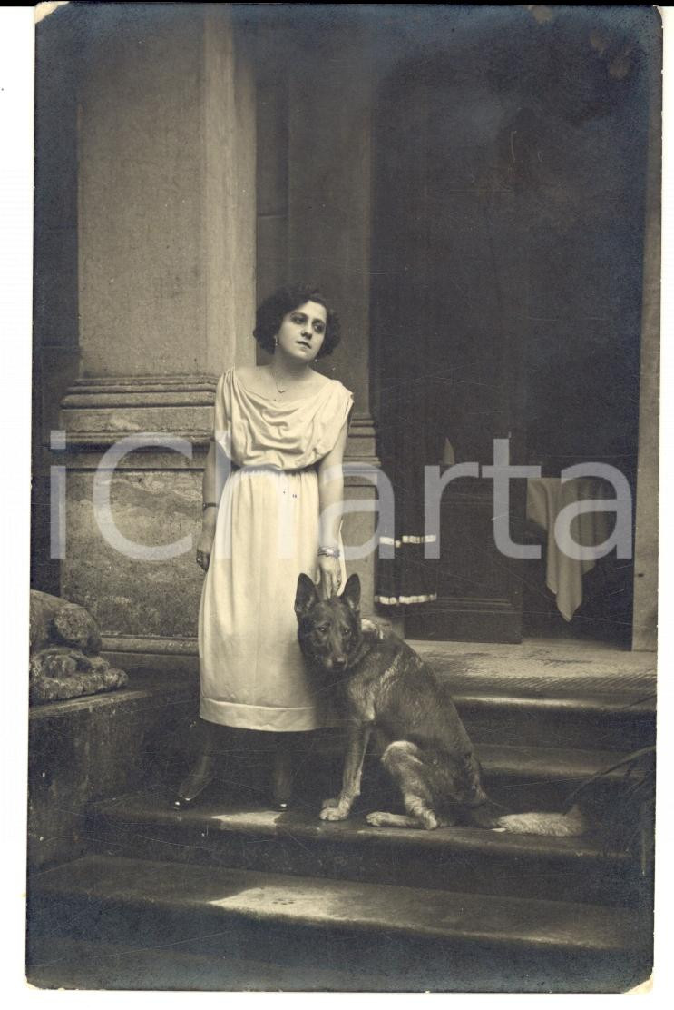 Fotografia d epoca originale 1920 SALSOMAGGIORE TERME PR Donna sulla scalinata di casa con il cane FP 1