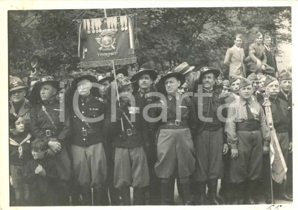 Fotografia d'epoca originale 1940 ca TORINO Parco del VALENTINO - Raduno BERSAGLIERI della fanfara *Foto 1