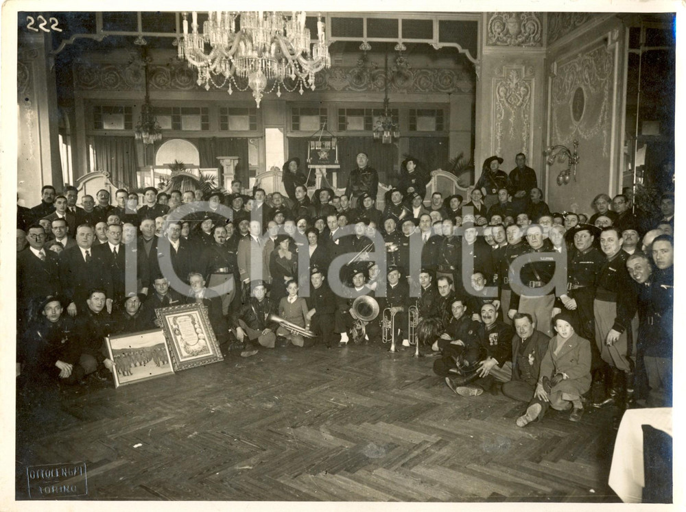Fotografia d'epoca originale 1940 ca TORINO Palazzo Reale (?) Raduno BERSAGLIERI della fanfara *Foto 1