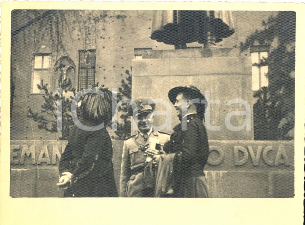 Fotografia d epoca originale 1940 ca TORINO Piazza CASTELLO Bersaglieri presso monumento DUCA D AOSTA Foto 1