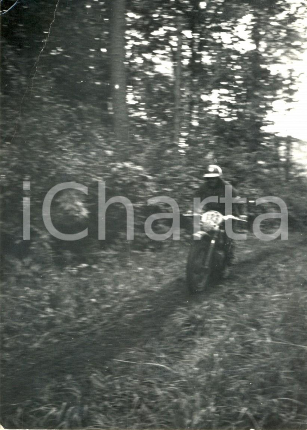 Fotografia d'epoca originale 1963 MOTOCICLISMO Trofeo VALLI BERGAMASCHE - Concorrente in gara *Foto 1