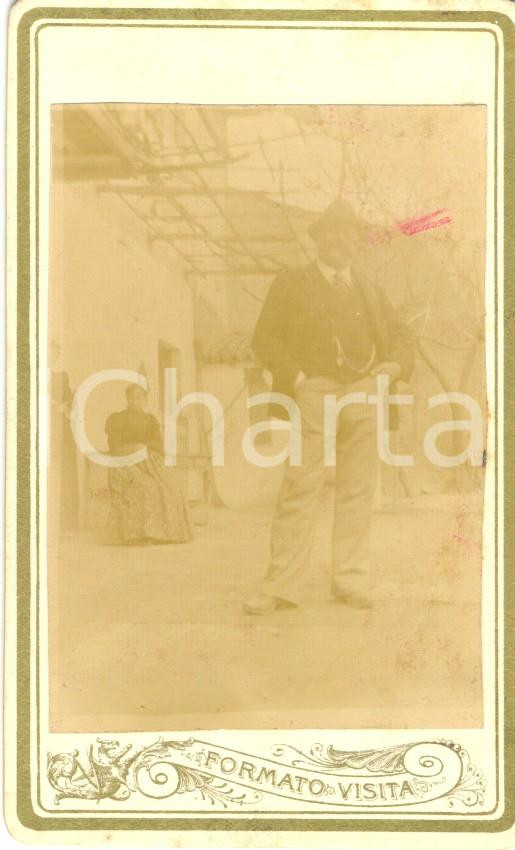 Fotografia d epoca originale 1900 ca ALBAIRATE MI Giovanni e Ida CORSI sull aia della loro cascina Foto 1