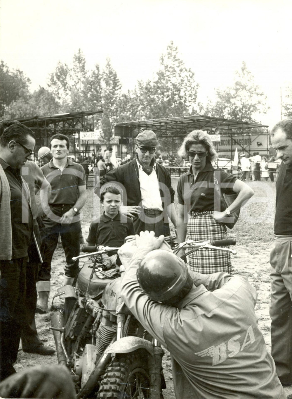 Fotografia d'epoca originale 1963 MOTOCICLISMO Gigi GRASSI al Trofeo VALLI BERGAMASCHE con un concorrente 1