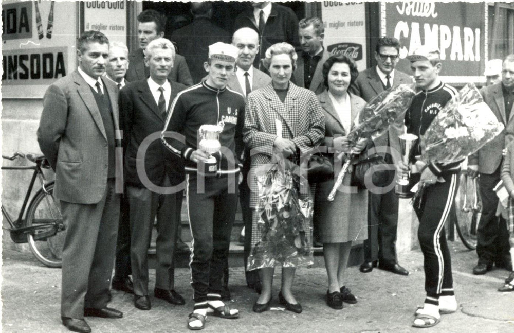 Fotografia d'epoca originale 1966 MILANO CICLISMO Premiazione giovani Unione Sportiva CAVARIESE *Foto 1